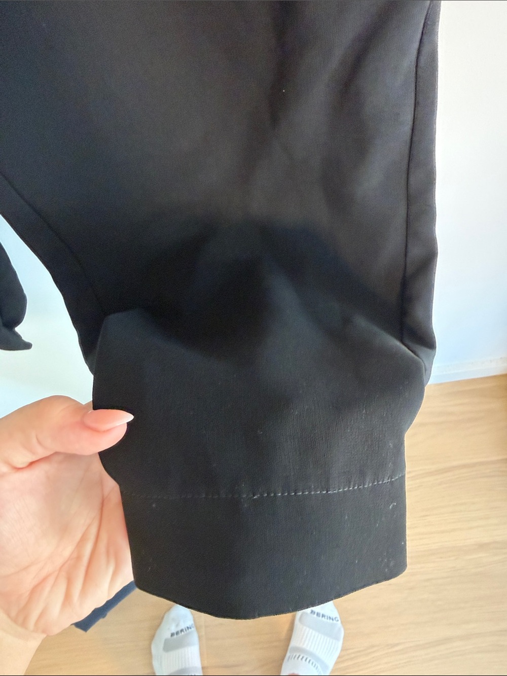 Cinq a Sept Black Pleated tapered Leg Pant size 4 - Picture 3 of 8